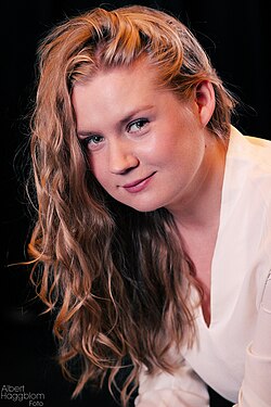 Foto: Alfabetet 30, Wikipedia Bild på skådespelaren Natalie Minnevik